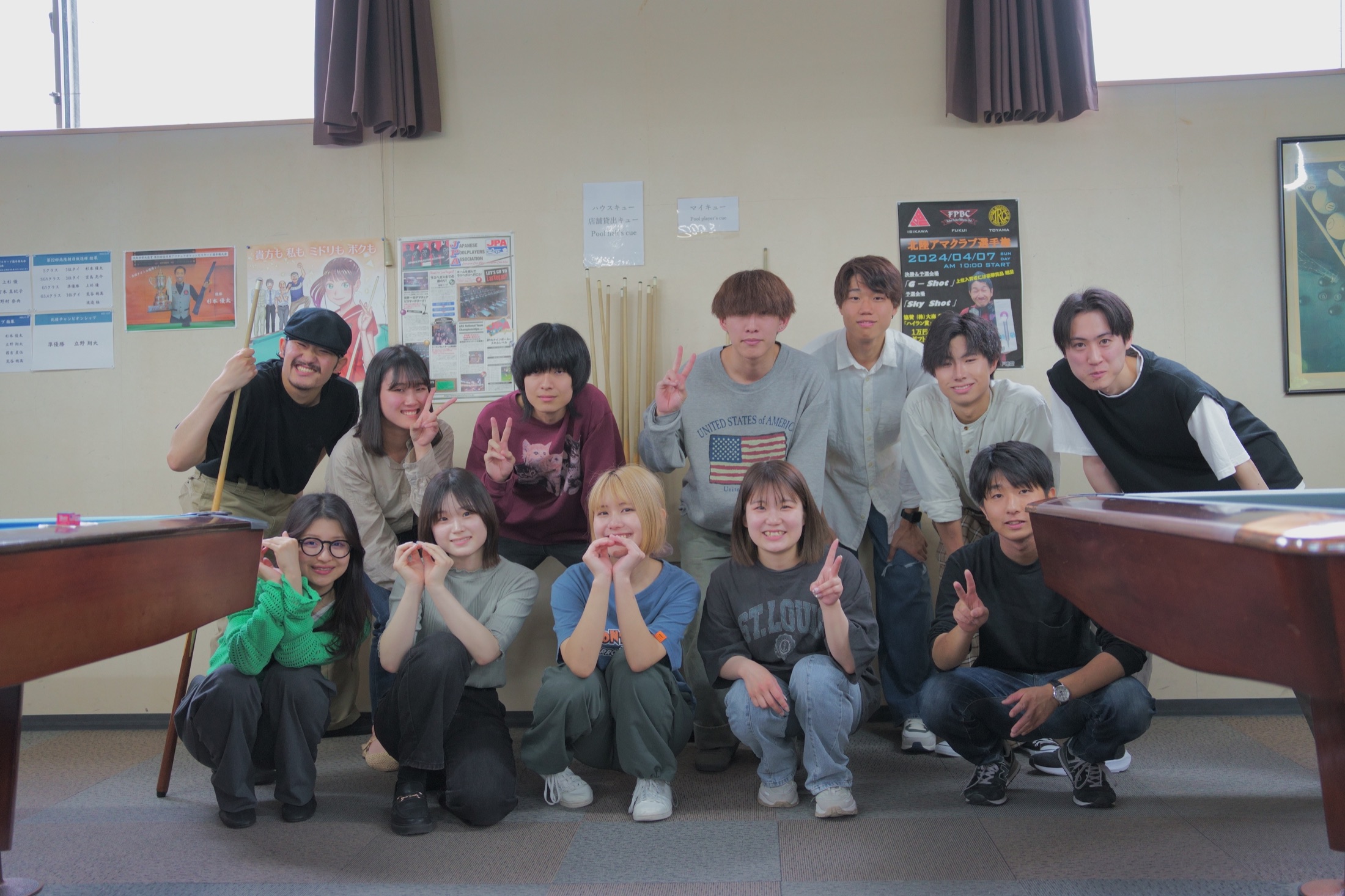 ビリヤードGETで開催された学生イベントの集合写真